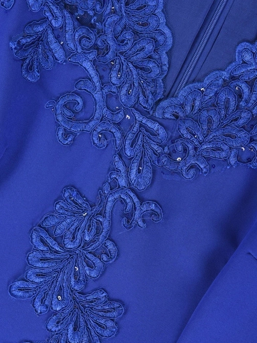 Elegancka sukienka wieczorowa z koronką chabrowa – prosty fason z wyszczuplającymi zaszewkami 25175