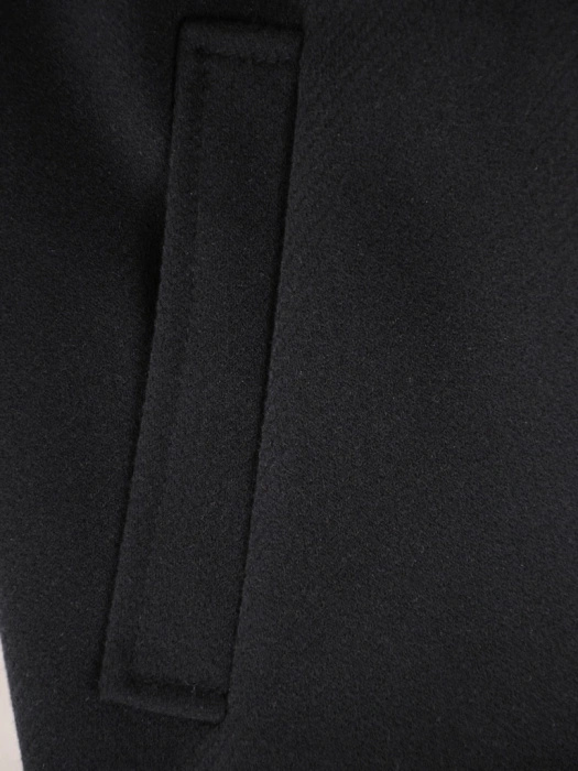 Elegancki płaszcz damski czarny na jesień i zimę – prosty krój z paskiem podkreślającym sylwetkę 37513