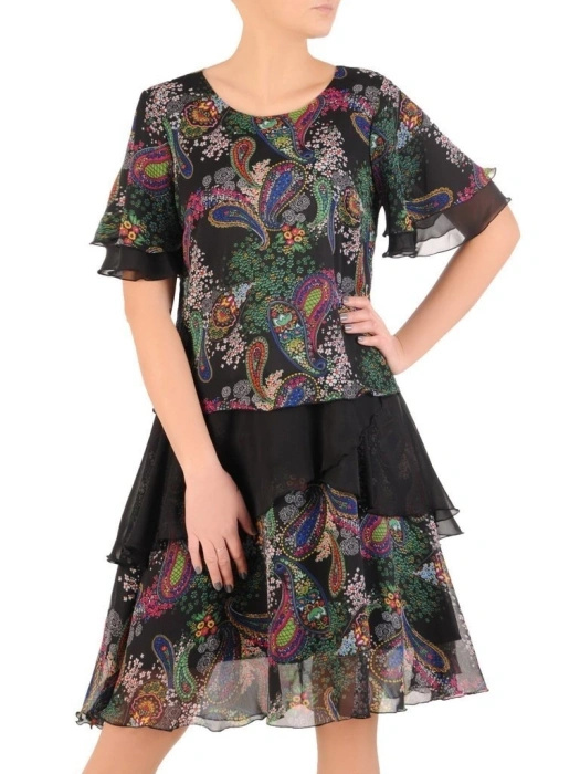 Koktajlowa sukienka trapezowa w kwiaty – fason tuszujący biodra z falbanami 28614
