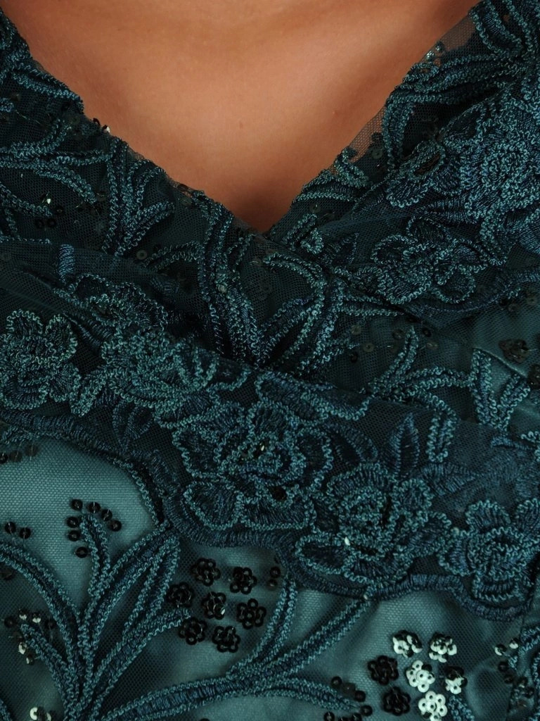 Elegancka sukienka rozkloszowana w odcieniu butelkowej zieleni – kobiecy fason modelujący sylwetkę 22691