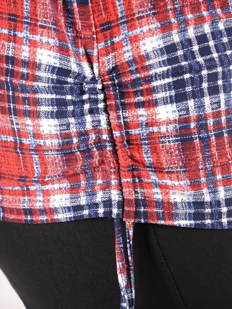 Elegancka czerwona bluzka wizytowa w kratkę – prosty krój z ozdobnym dekoltem na święta 36702