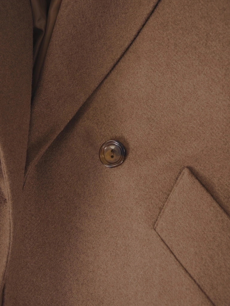 Elegancki brązowy płaszcz na jesień i zimę o prostym kroju – pasek zgrabnie modelujący sylwetkę 36673