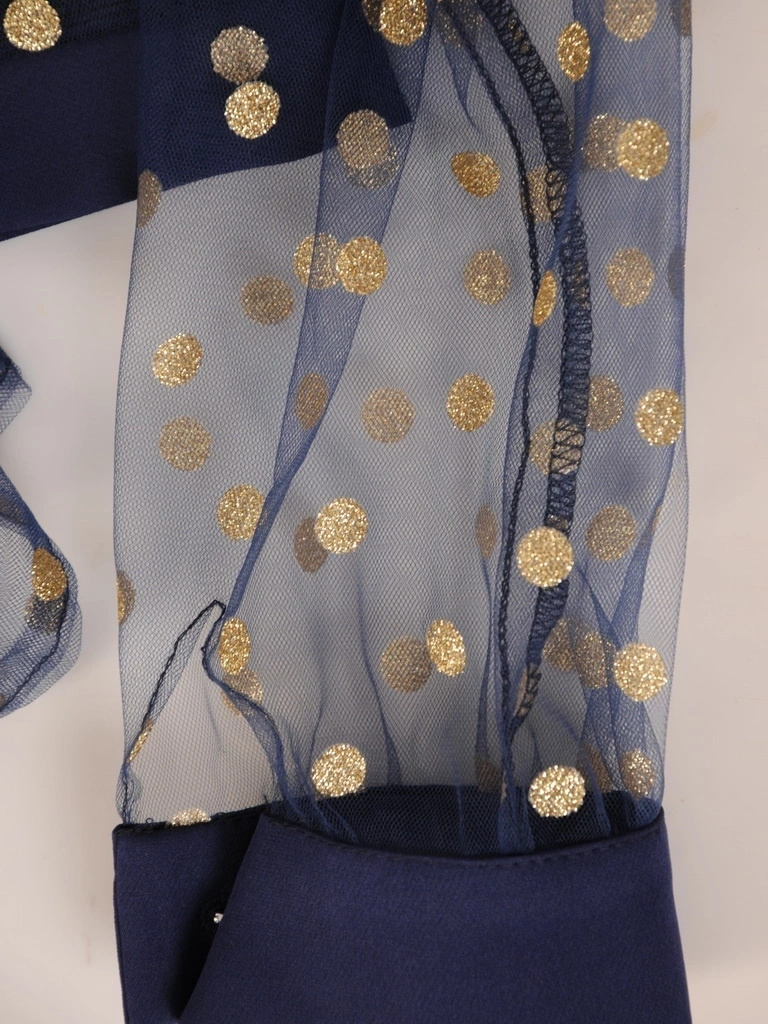 Elegancka garsonka na wesele granatowa z narzutką w grochy – prosty fason z wysmuklającymi zaszewkami 31832