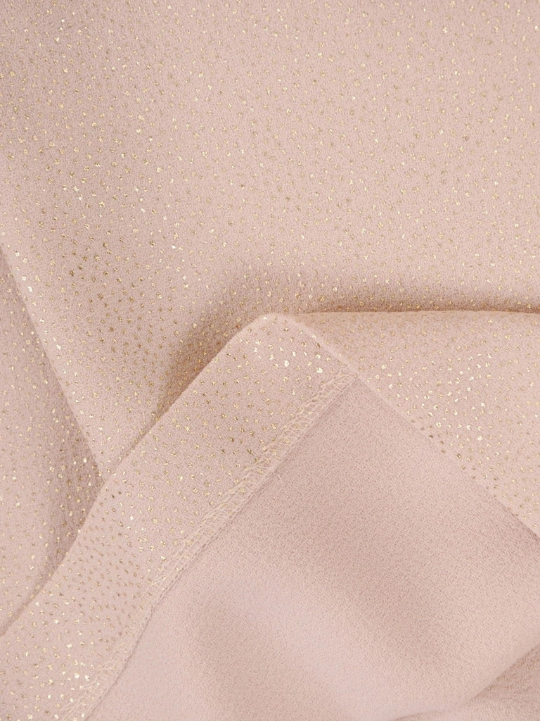 Elegancka beżowa sukienka tuba midi z kimono 3/4 – subtelnie połyskująca kreacja wizytowa z zapięciem na plecach 36097