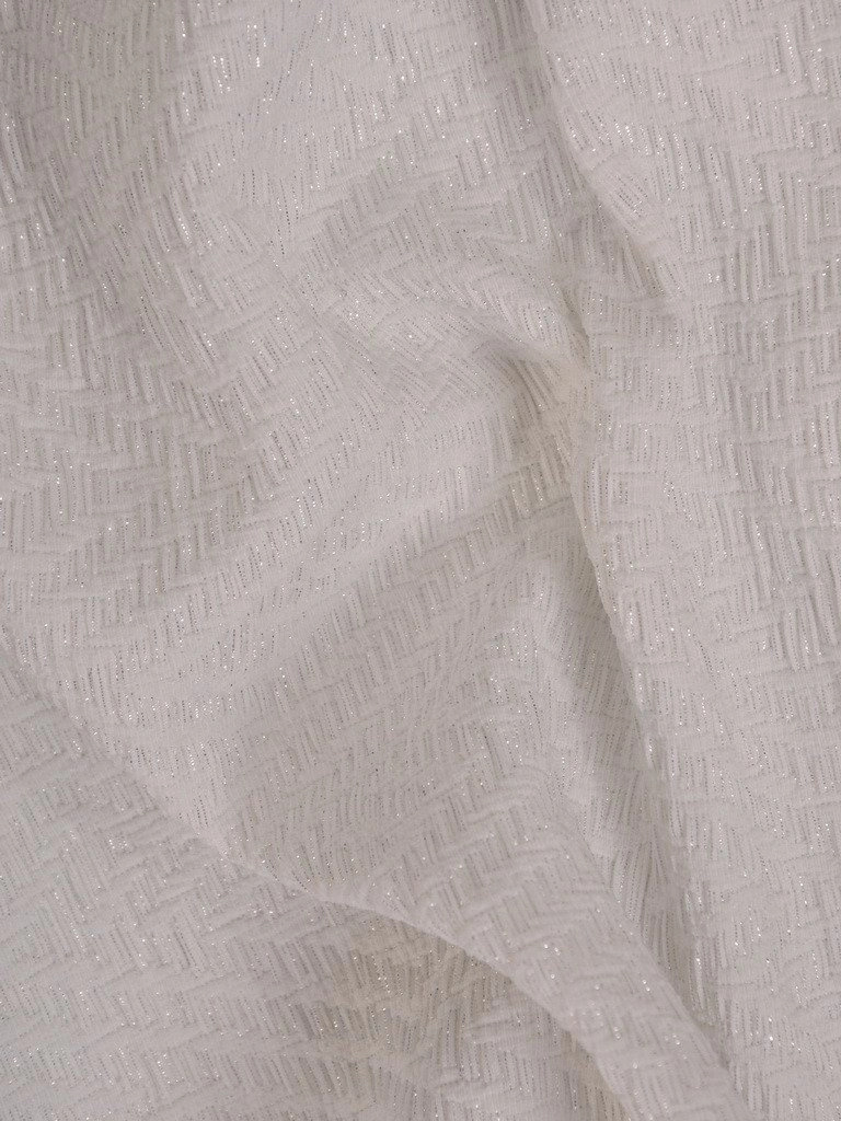 Elegancka prosta sukienka ecru ze srebrnym akcentem – wysmuklające zaszewki i dekolt łódka 21460