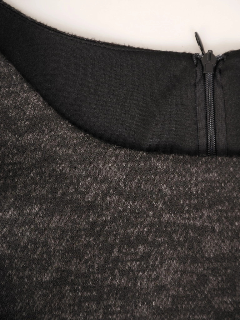 Garsonka damska na wesele w kwiatowy wzór – prosty fason z narzutką wysmuklający figurę 33872