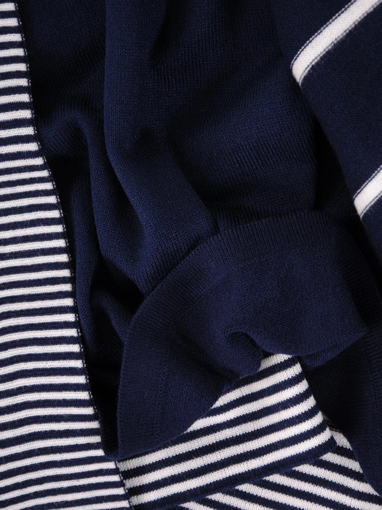 Granatowy sweter damski w paski o prostym kroju – praktyczny model 2w1 tuszujący biodra 38676