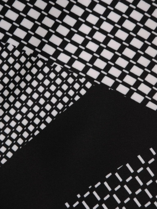 Prosta sukienka midi czarno-ecru w geometryczny wzór – szykowny dekolt łódka i efektowny tył 19823
