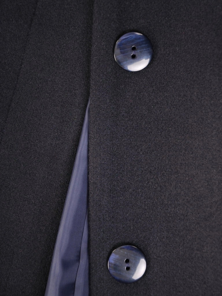 Elegancki płaszcz zimowy damski o prostym fasonie – ozdobne przeszycia w kolorze granatowym 34152