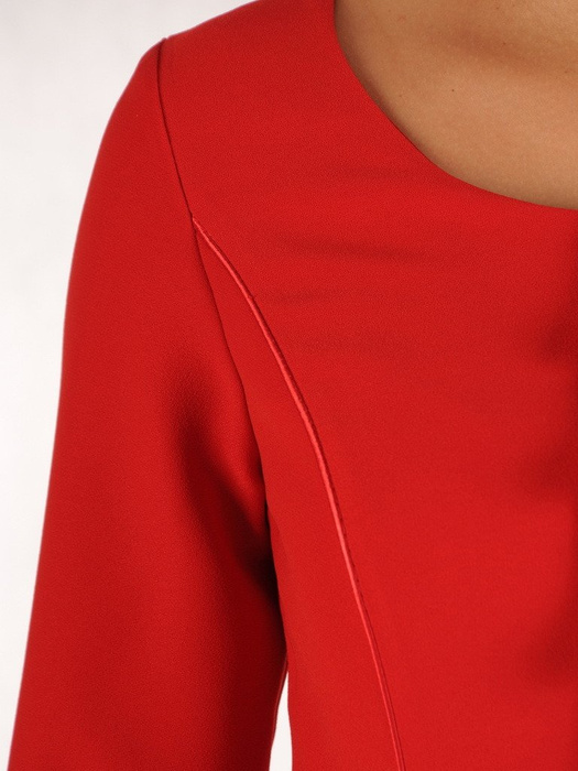 Wyszczuplająca sukienka z ozdobnym dekoltem, czerwona kreacja w nowoczesnym fasonie 23131