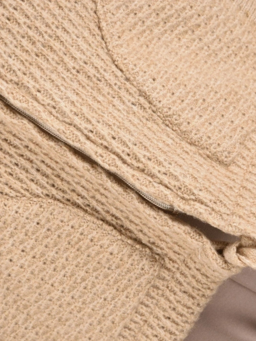 Elegancki sweter damski na suwak w odcieniu beżowym – prosty krój z kapturem i bufiastym rękawem 42177