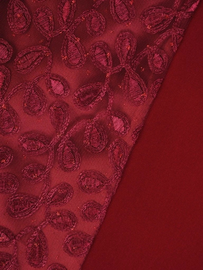 Elegancka garsonka na wesele bordowa – kobiecy zestaw z prostą sukienką i koronkowym żakietem 22280