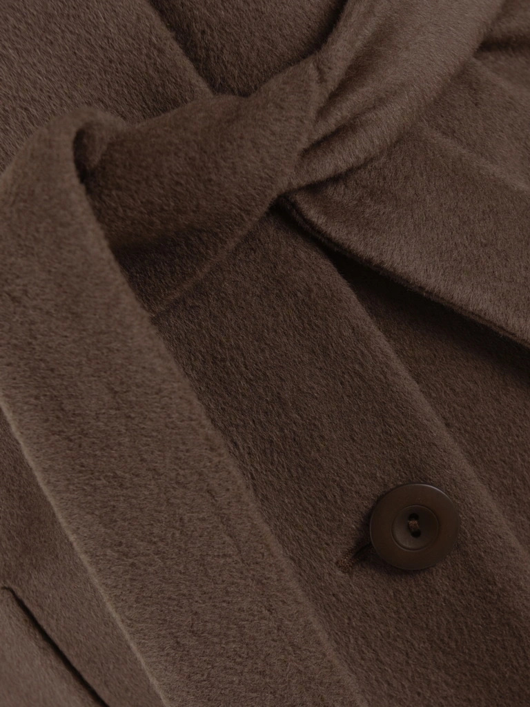 Ciepły płaszcz damski brązowy z kapturem – elegancki fason z wiązaniem akcentującym talię 40374