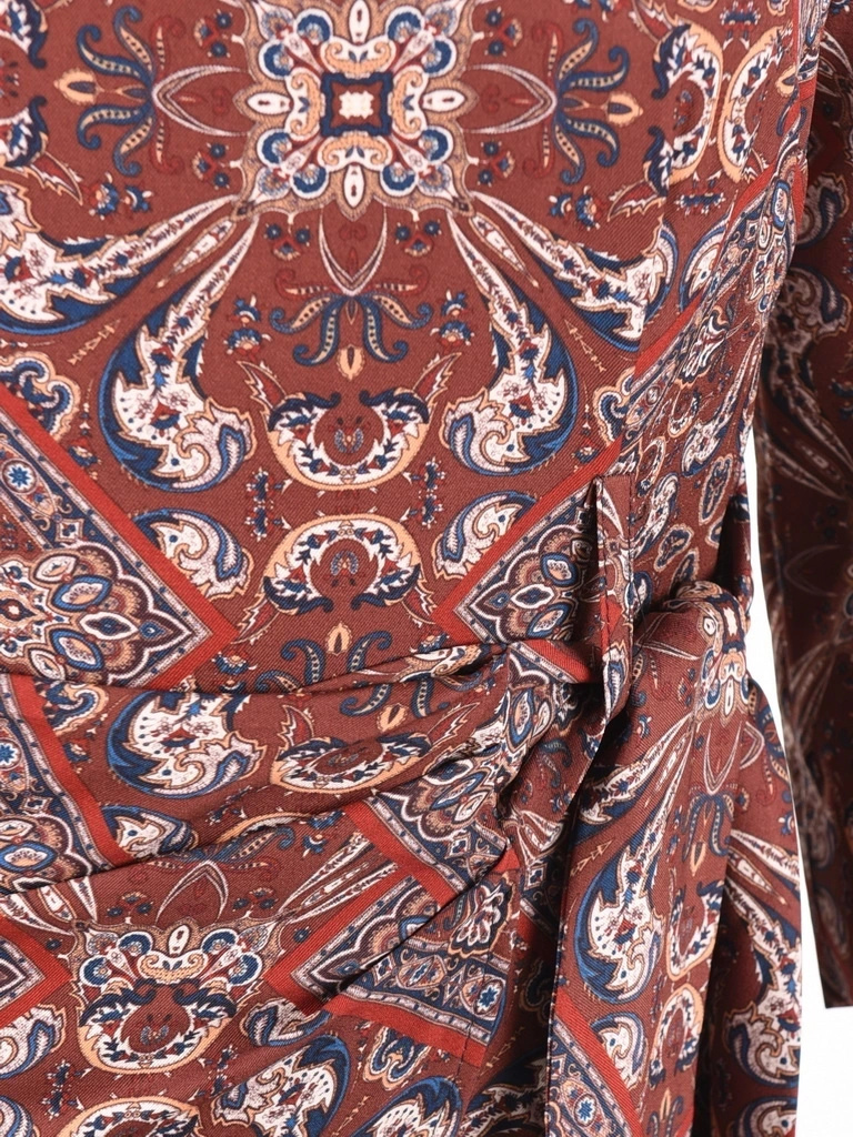 Prosta sukienka midi w wzory beżowo-brązowe – elegancki model z kołnierzykiem i paskiem 40390