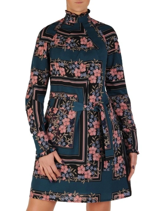 Elegancka sukienka trapezowa w kwiaty z długim rękawem – wyszczuplające zaszewki i pasek akcentujący talię 18901