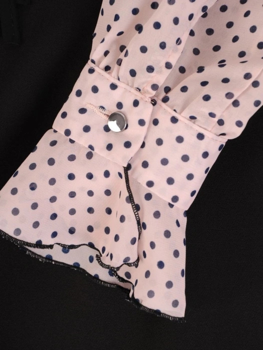 Elegancka czarna sukienka w grochy o prostym kroju – kobiecy model z szyfonowym rękawem 27504