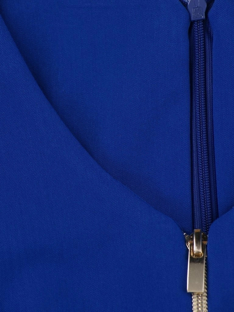 Elegancka sukienka midi w kolorze chabrowym – prosty krój z ozdobnymi zamkami i rękawem 3/4 3460
