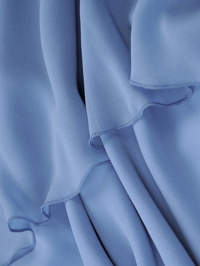 Niebieska sukienka wizytowa midi z falbanami – rozkloszowany fason z ozdobnym przodem 35765
