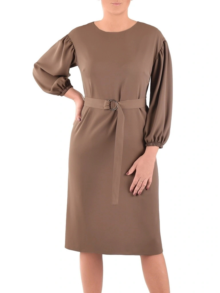 Elegancka sukienka do pracy midi prosta w kolorze mokka – stylowy fason z paskiem podkreślającym talię 40409