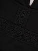 Czarna bluzka z ozdobną, koronkową aplikacją przy dekolcie 27936
