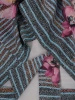 Niebieska sukienka w paski i kwiaty z dekoltem serek – prosty fason z pionowymi zaszewkami wysmuklającymi 15263