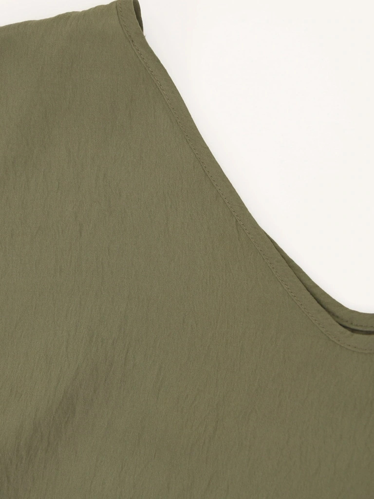 Bluzka khaki z rękawami kimono z przewiewnej wiskozy – wysmuklający dekolt V i luźny krój 42021