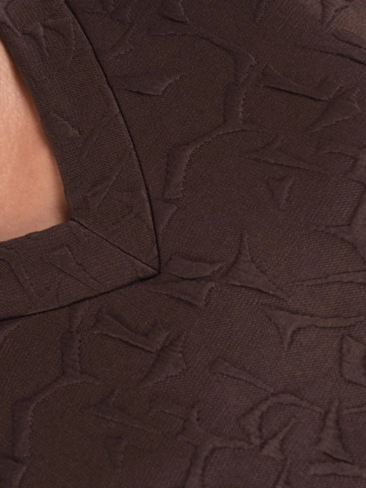 Brązowy komplet plus size z bluzką V-neck i midi spódnicą – ponadczasowy krój, który wysmukla sylwetkę 40778