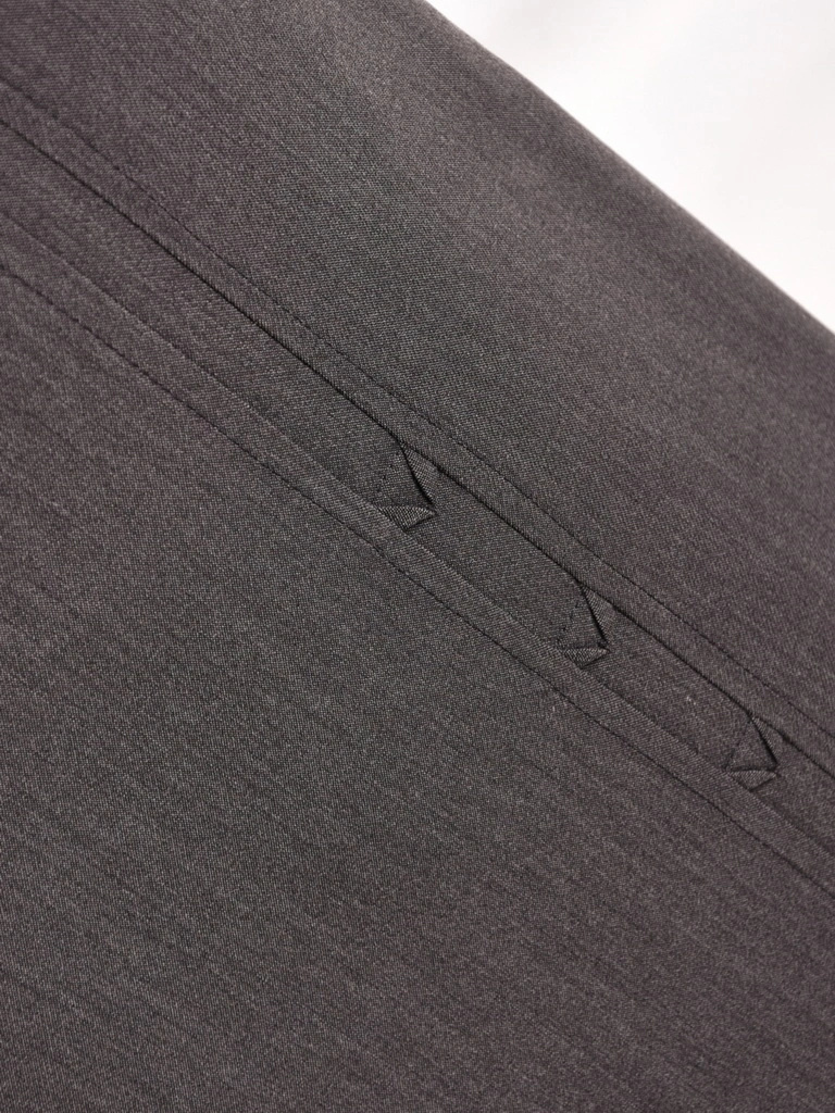 Wiskozowa grafitowa spódnica midi o prostym kroju – elastyczna guma w pasie gwarantująca wygodę 40650