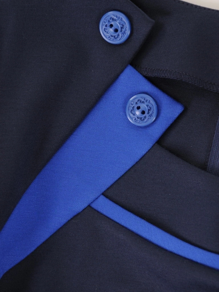 Elegancka prosta sukienka midi z rękawem 3/4 – chabrowe wstawki i ozdobne guziki wysmuklające sylwetkę 38788