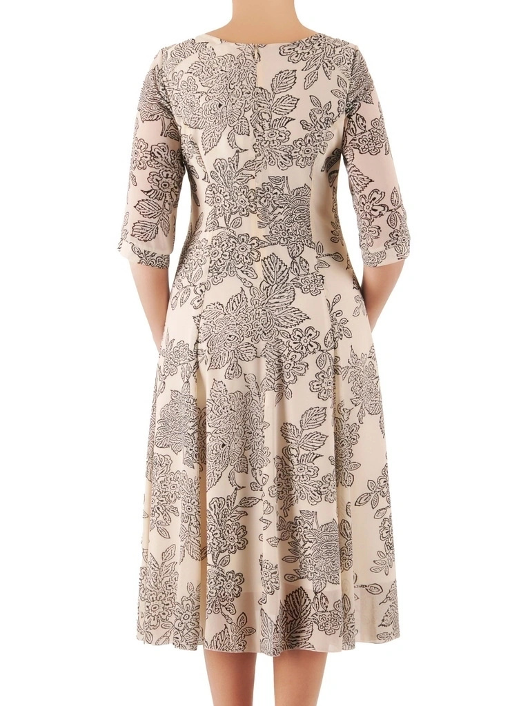Kobieca sukienka rozkloszowana maxi w kwiaty – elegancki fason wysmuklający sylwetkę z rękawem 3/4 39329