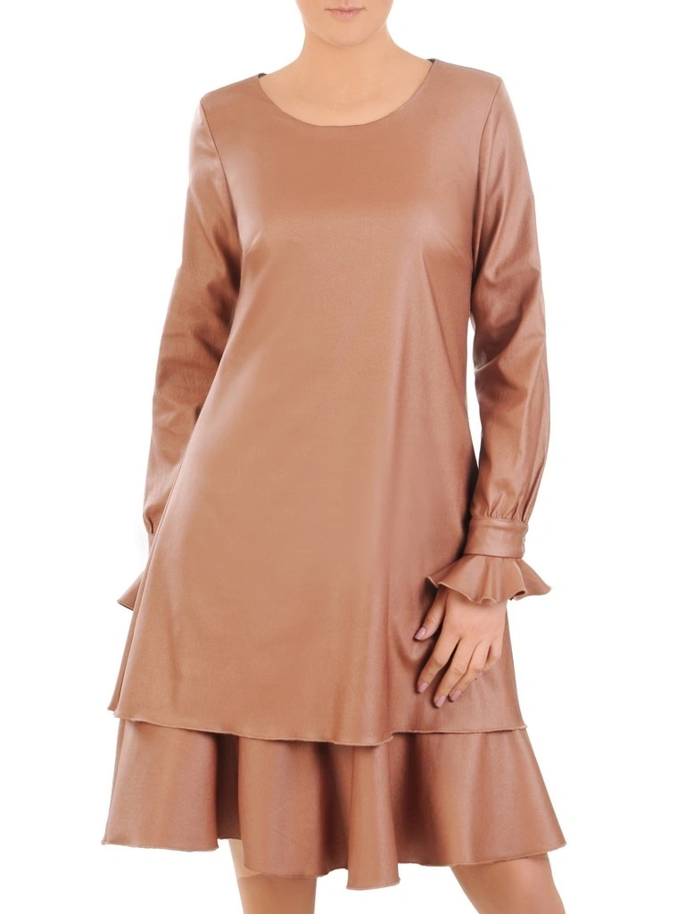 Elegancka sukienka trapezowa w odcieniu brązu – stylowy model midi z falbaną tuszujący niedoskonałości 31378