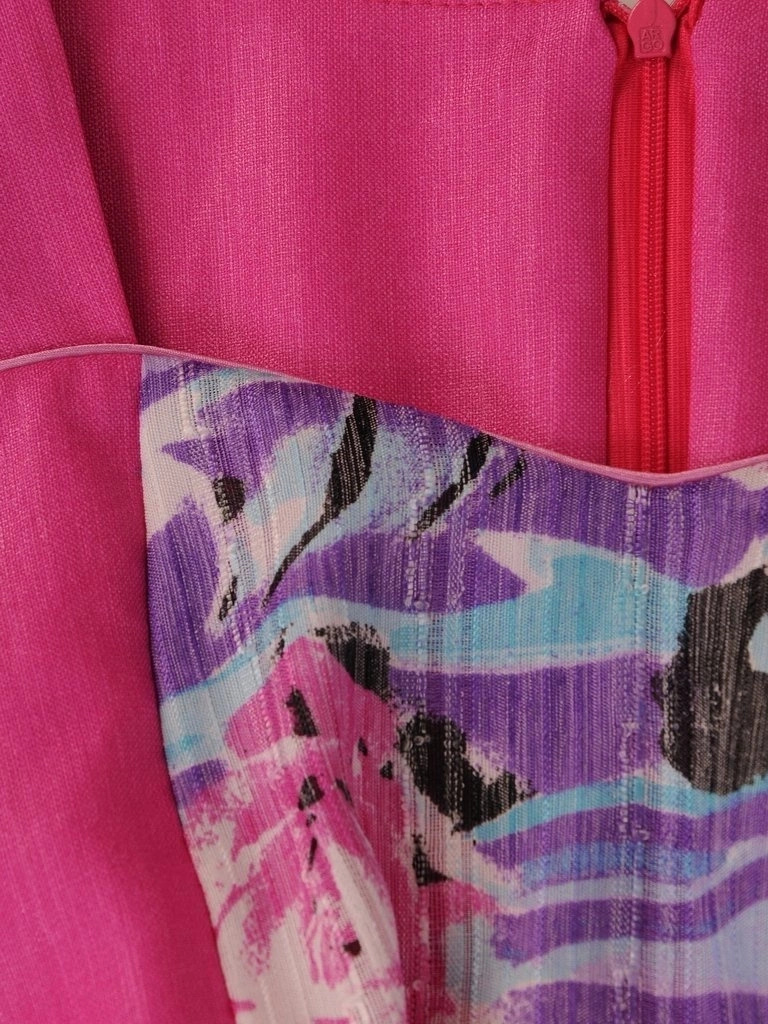 Elegancka sukienka midi w kwiaty o prostym kroju – efektowna baskinka modelująca talię 14994