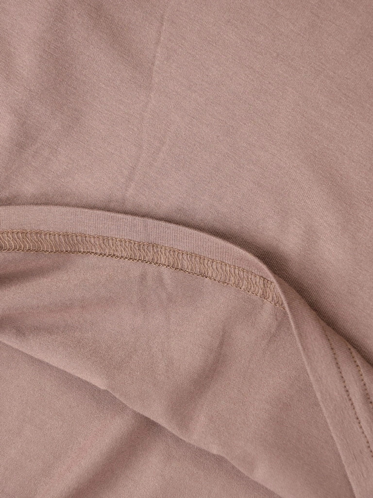 Elegancka beżowa bluzka wiskozowa z dekoltem w serek – prosty fason wysmuklający szyję 40688
