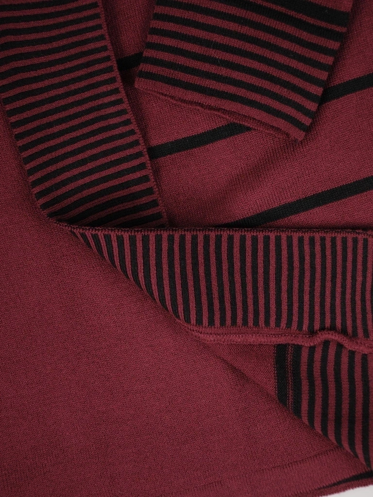 Bordowo-czarny sweter damski w paski o prostym kroju – warstwowy model wysmuklający sylwetkę 38964