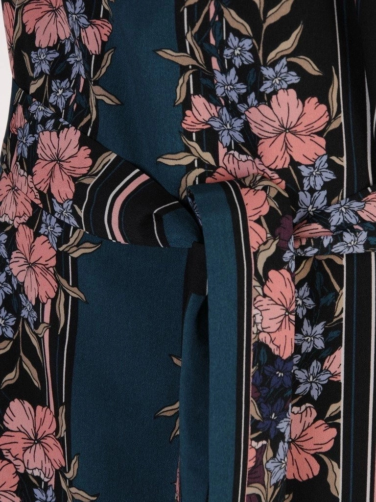 Elegancka sukienka trapezowa w kwiaty z długim rękawem – wyszczuplające zaszewki i pasek akcentujący talię 18901