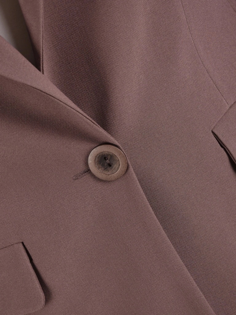 Elegancki żakiet damski do sukienki fango – swobodny, prosty fason wysmuklający sylwetkę 42314