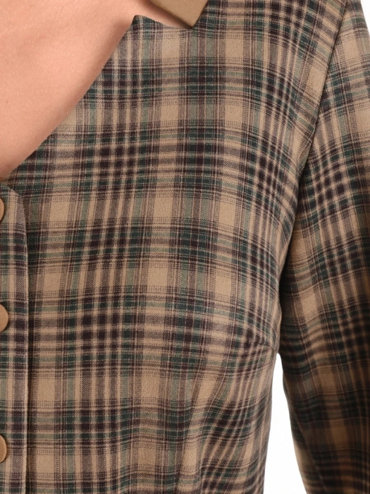 Elegancka beżowa sukienka midi w kratkę z paskiem – prosty fason podkreślający talię 40299