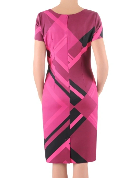 Malinowa sukienka prostego kroju midi z dekoltem serek – pionowe zaszewki wyszczuplające 38100