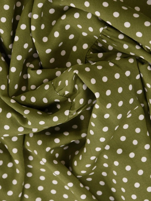 Wiskozowa sukienka rozkloszowana w grochy khaki – fason podkreślający talię i kobiece kształty 41410