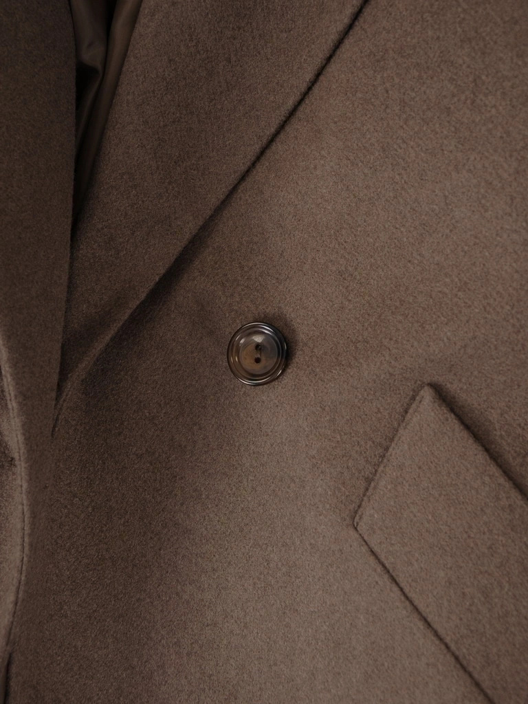 Ciemnobrązowy płaszcz damski na jesień i zimę – prosty fason z kołnierzem i paskiem modelującym talię 36671