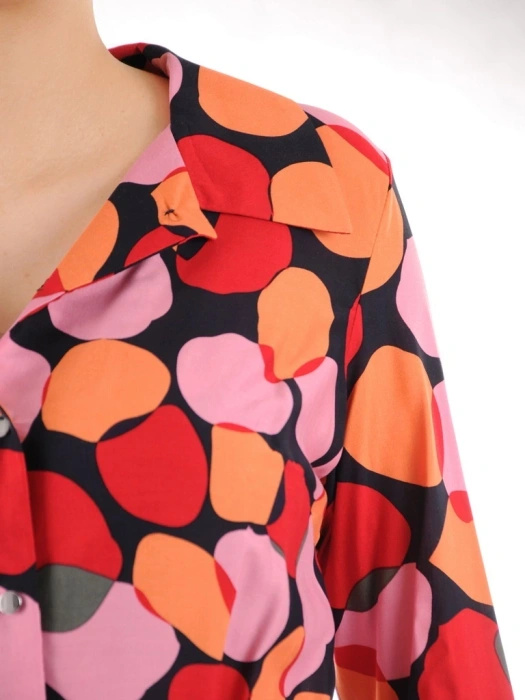 Czerwona sukienka rozkloszowana midi w print – modelujący pasek i rękaw 3/4 35312