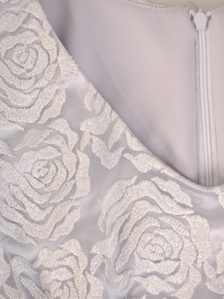 Elegancka sukienka wizytowa na wesele o prostym kroju – stylowa narzutka z gipiurą 32599