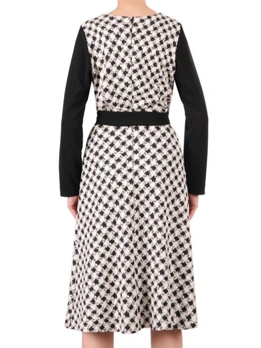 Elegancka sukienka rozkloszowana w pepitkę – taliowany krój modelujący sylwetkę 34834
