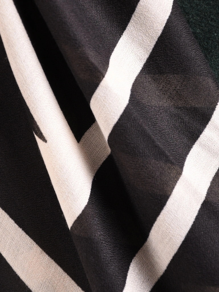 Czarny szal wizytowy w geometryczne wzory – ponadczasowy akcent rozświetlający cerę 40720