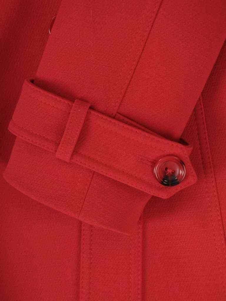 Elegancki trencz damski dwurzędowy w kolorze czerwonym – kobiecy fason z paskiem wysmuklający sylwetkę 39427