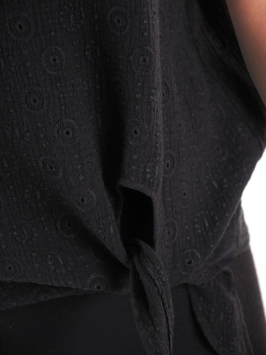 Klasyczna czarna bluzka plus size z wiązaniem – wysmuklająca sylwetkę z rękawami kimono 38548