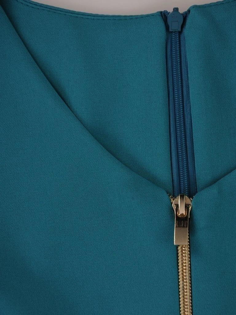 Zielona sukienka wizytowa o prostym fasonie – subtelne zamki optycznie modelujące sylwetkę 3352