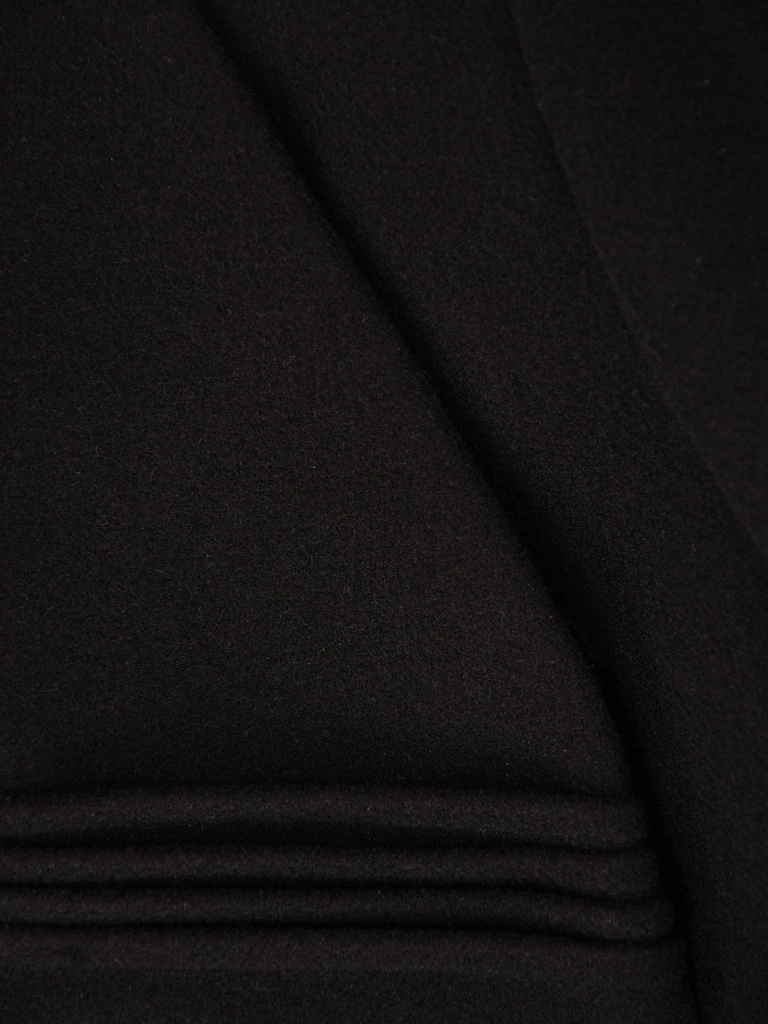 Elegancki czarny płaszcz zimowy damski o klasycznym kroju – zapięcie na ozdobne guziki 40802