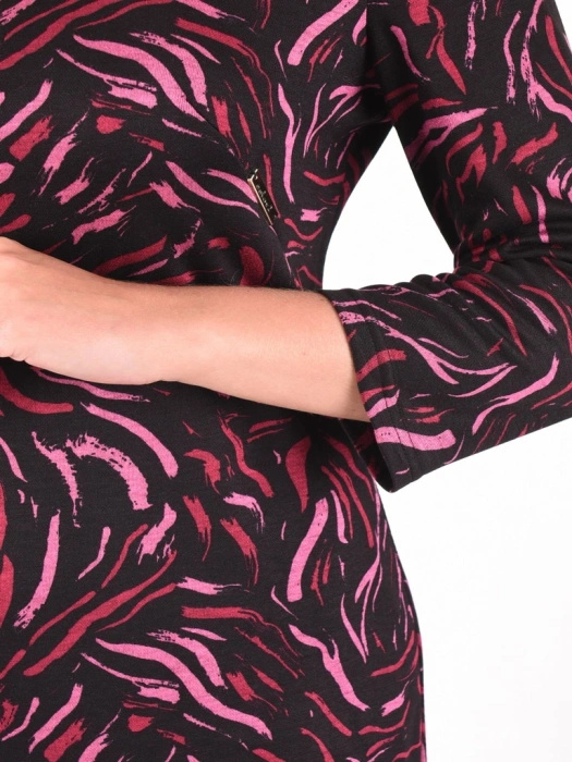 Elegancka sukienka dzianinowa midi w bordowy wzór – prosty fason tuszujący biodra do pracy i na jesień 40445