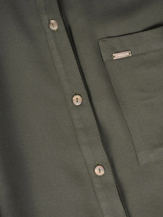 Elegancka wiskozowa koszula damska khaki – prosty krój z kieszenią maskujący biodra 39137